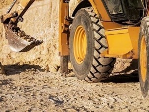 Что такое экскаватор-погрузчик: особенности и сфера применения